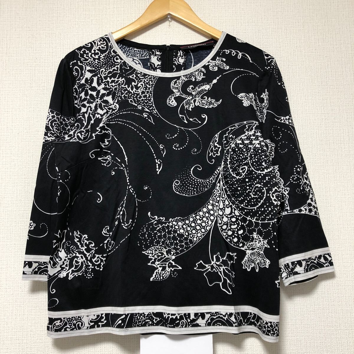 (k) LEONARD レオナール バックジップ 長袖 カットソー トップス 黒白 モノトーン レディース 42 総柄 拍卖