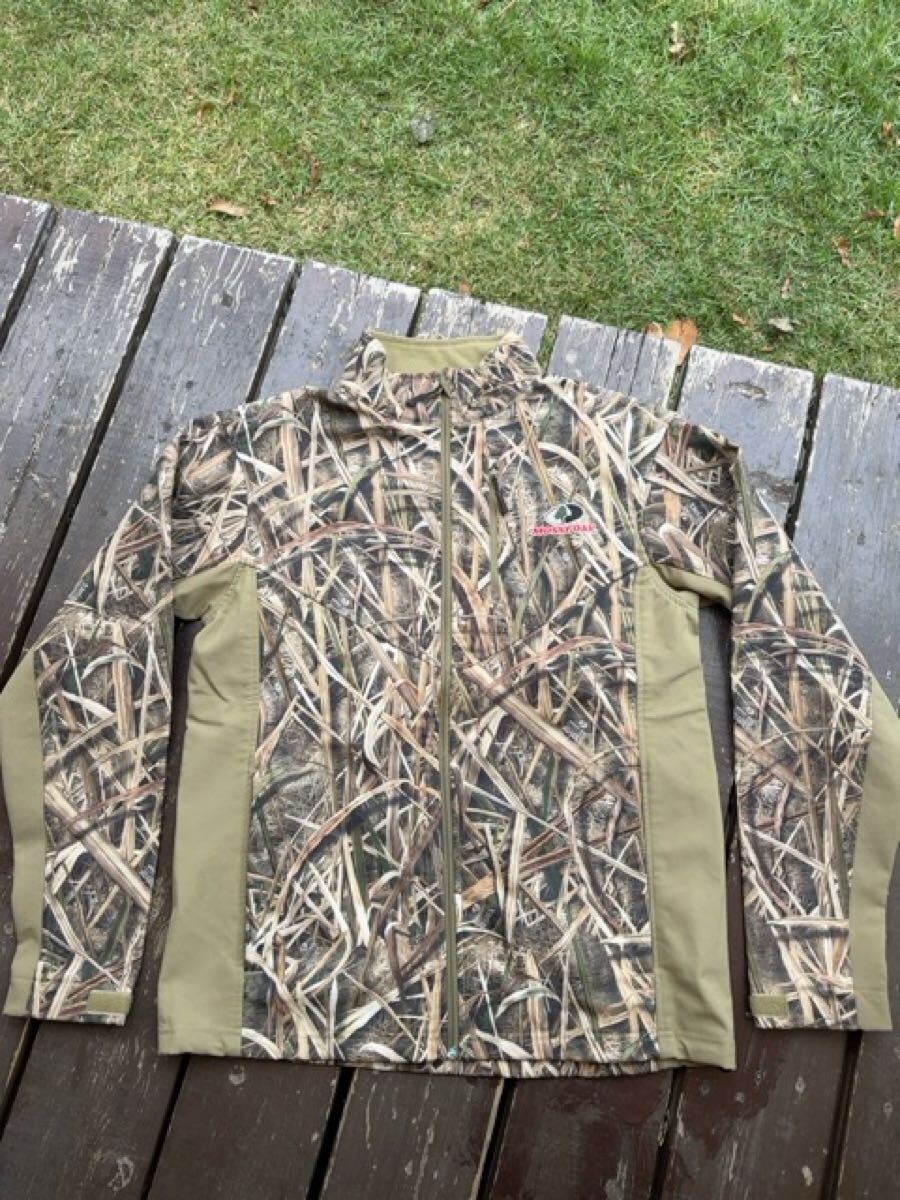 MossyOak】迷彩ソフトシェルジャケット:USサイズメンズM(日本L): Shadow Grass迷彩 狩猟 射撃 シューティング ハンティング モッシーオーク拍卖