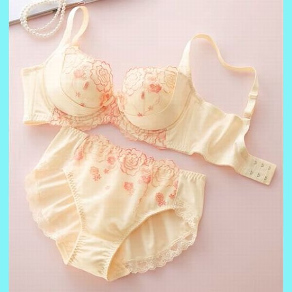 トリンプ D80L 脇高背中すっきり リフトUP 寄せ上谷間 薔薇姫ブラ&ショーツ クリーム拍卖