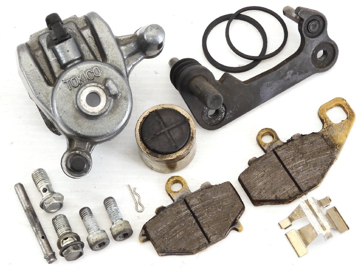 60【評価S】 GPZ1100 ZXT10E 水冷 実動 純正 TOKICO リア ブレーキ キャリパー & サポート 分解洗浄済 7X1 A 10-5 1572拍卖