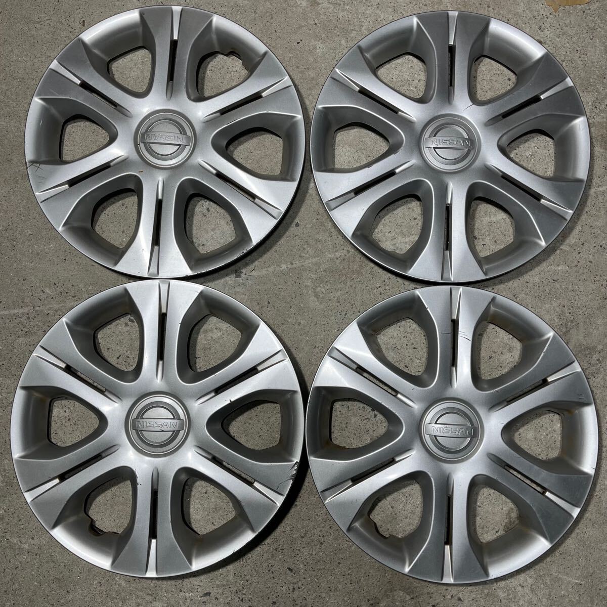 NISSAN ノート ホイールキャップ ホイールカバー シルバー 日産 ニッサン no.185拍卖