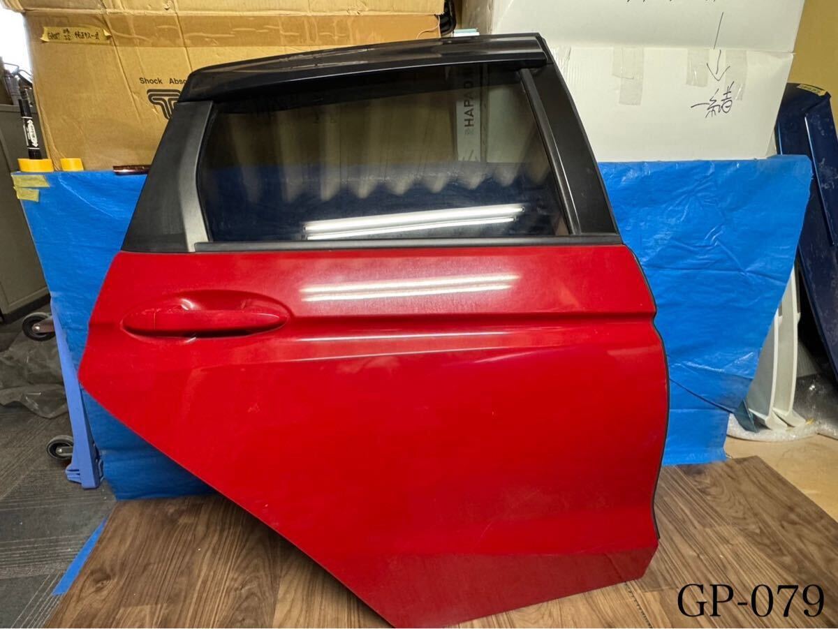079【ホンダ:フィット】右リアドア レッド系 ※佐川急便発送着払い拍卖