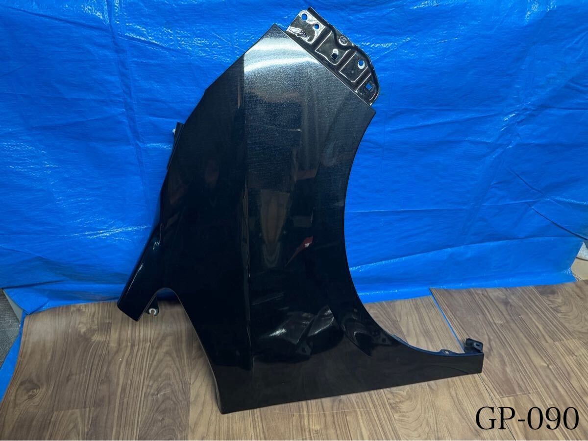 090【トヨタ: ヴォクシー】右フェンダー ブラック系 ※佐川急便発送着払い拍卖