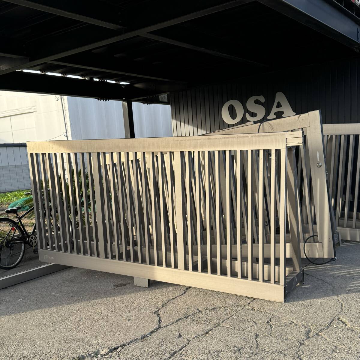 △ 岐阜発/ 引き取り限定/ スライド式門扉/ 両引き/ アルミ製/ 全長16M60cm/ 高さ141cm/ 幅55.5cm/ 鍵あり/ へこみあり/現状品/R6.11/8△拍卖