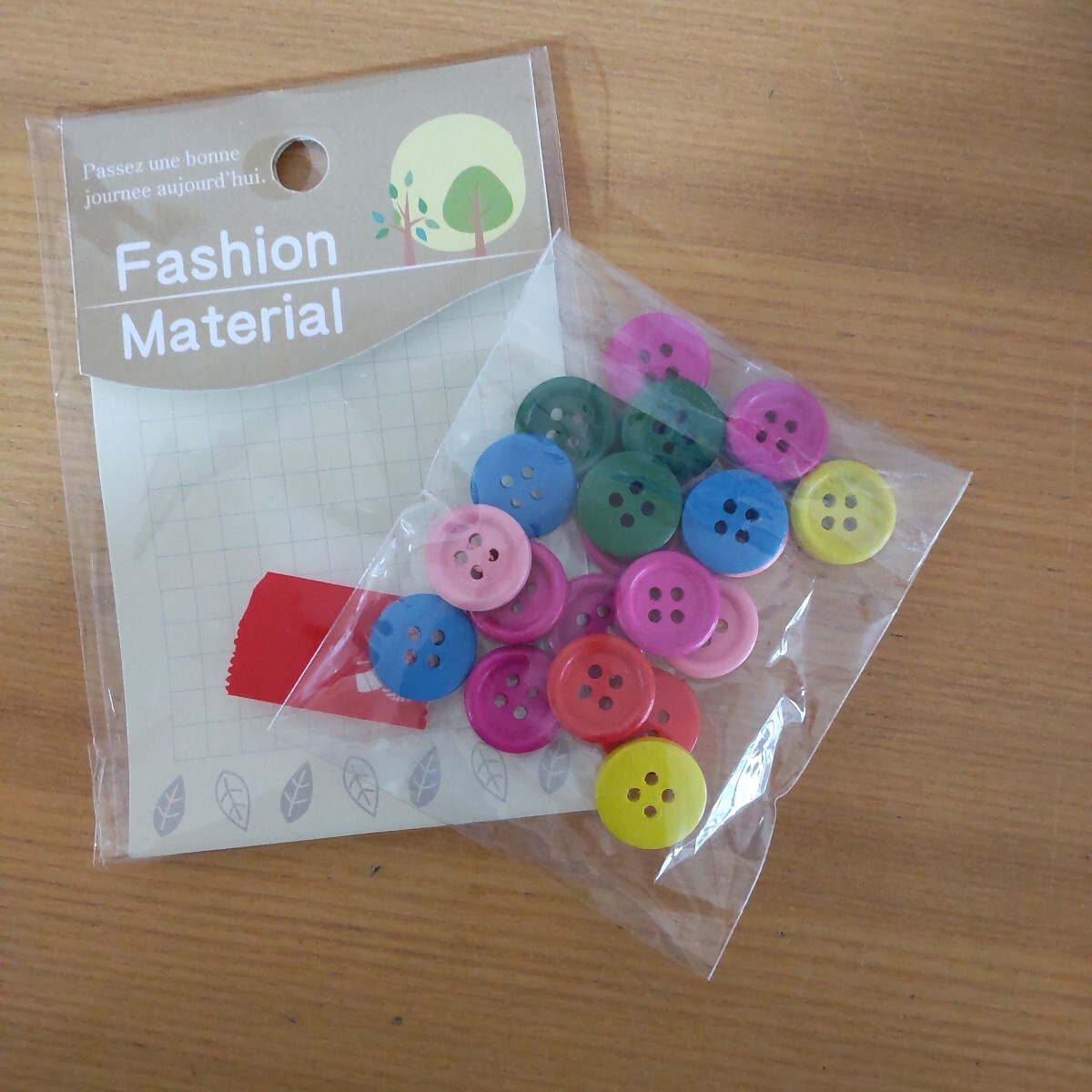 ウッドボタン ミックス カラフル 1.5cm 20個セット15mm 木製 四つ穴拍卖