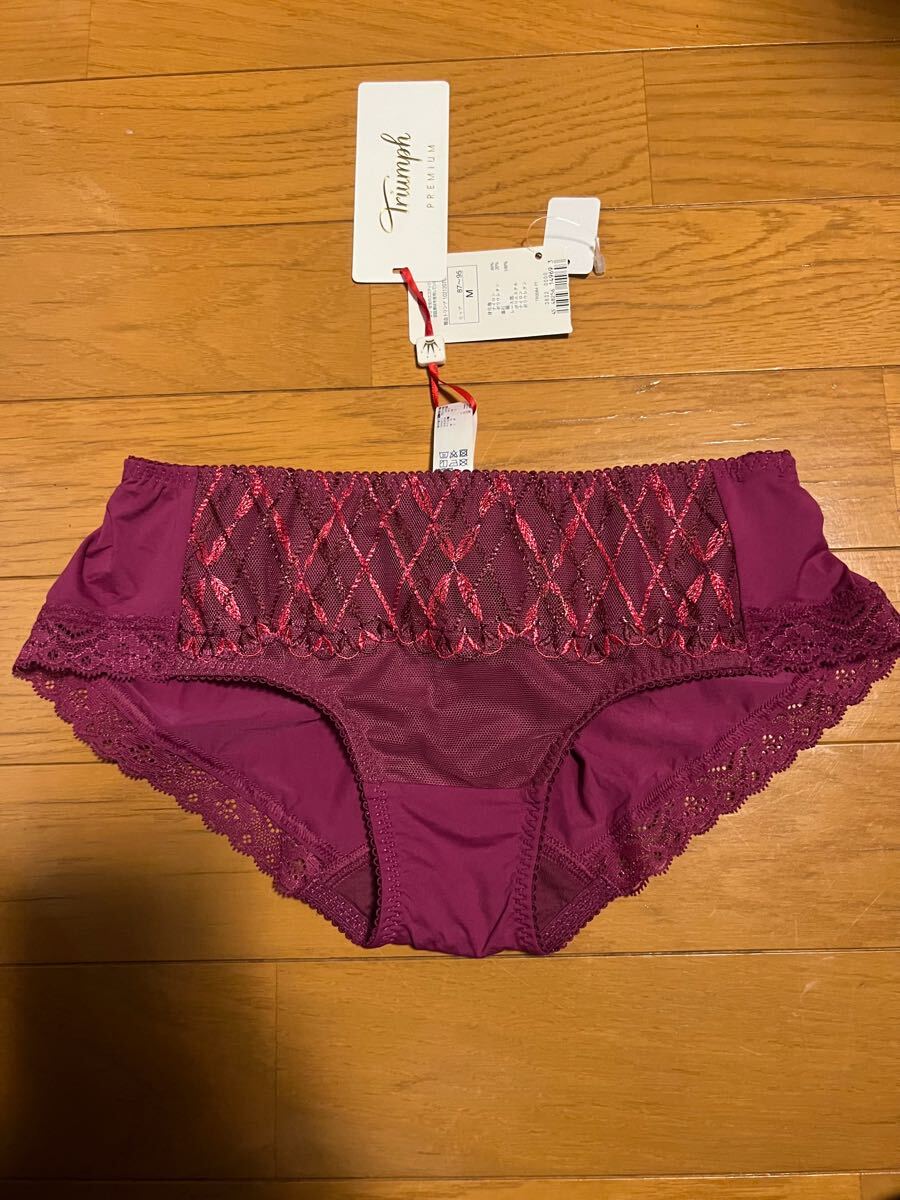 triumph トリンプ プレミアムレーベル TR3064PT高級ショーツ フロント刺繍ワインレッド色 新品未使用です。Mヒップハング拍卖