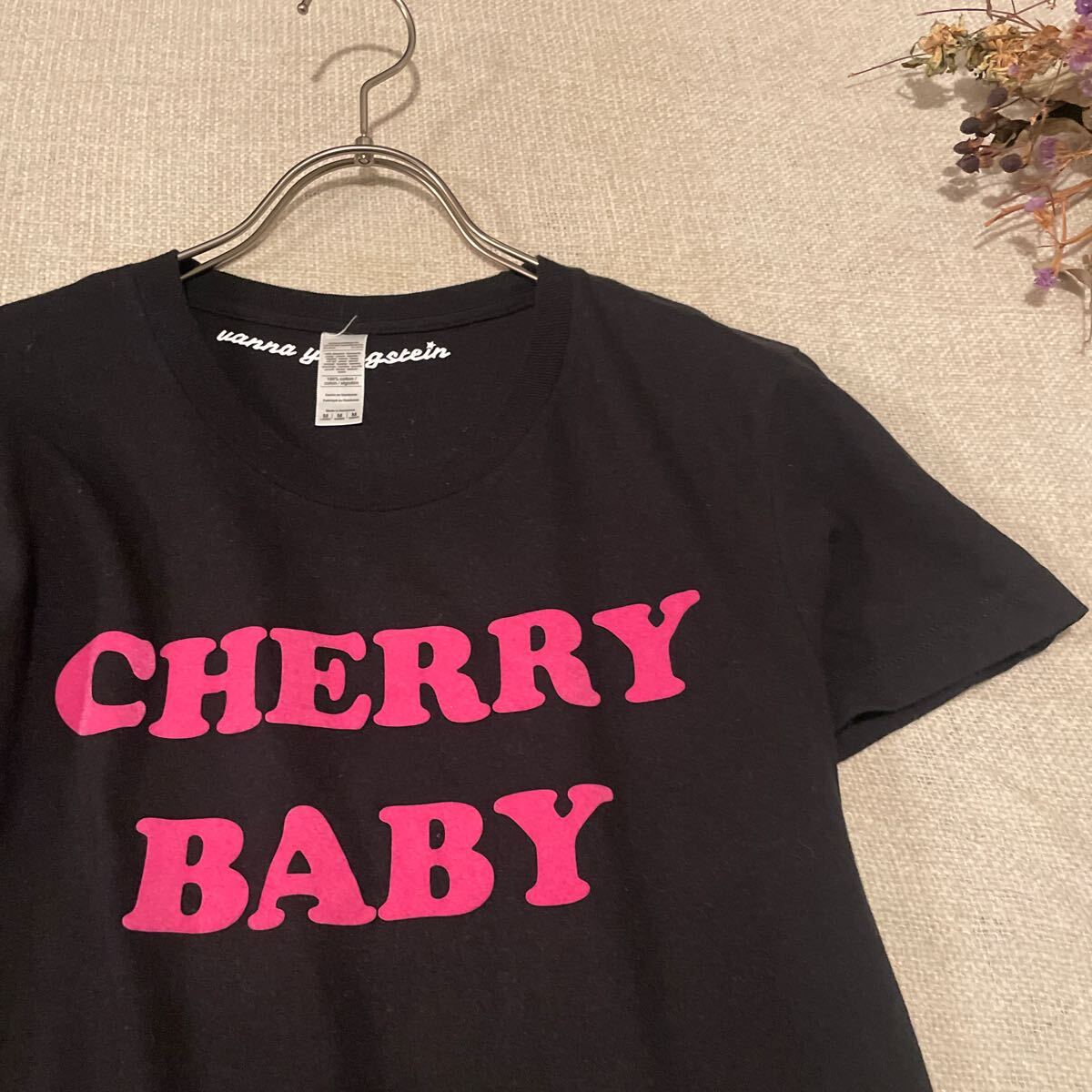 チェリーベビー  Tシャツ 半袖 カットソー CHERRY BABY チビT 黒 ロゴ ピンク ヴァナ・ヤングスタイン レディースMサイズ拍卖