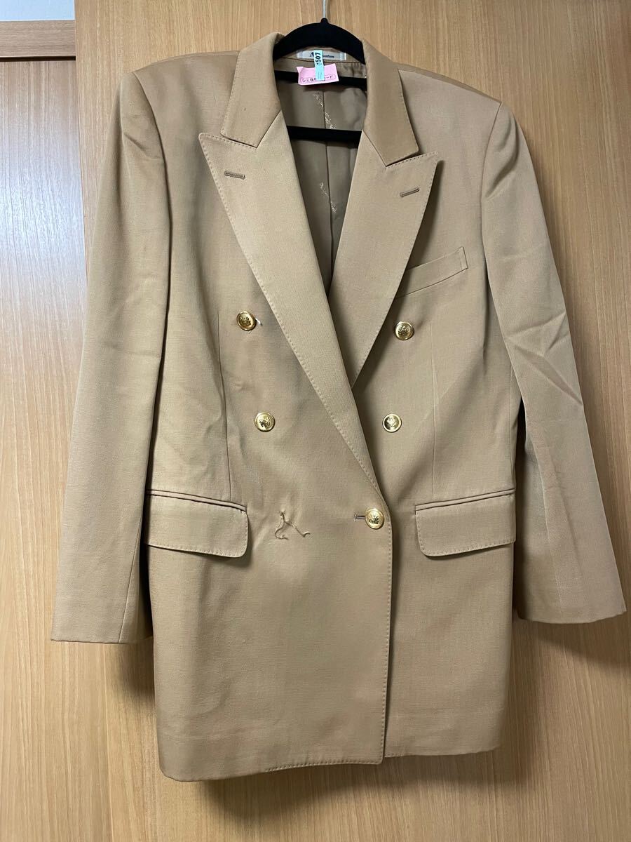 アクアスキュータム レディースベージュ金ボタンジャケット 20241129拍卖