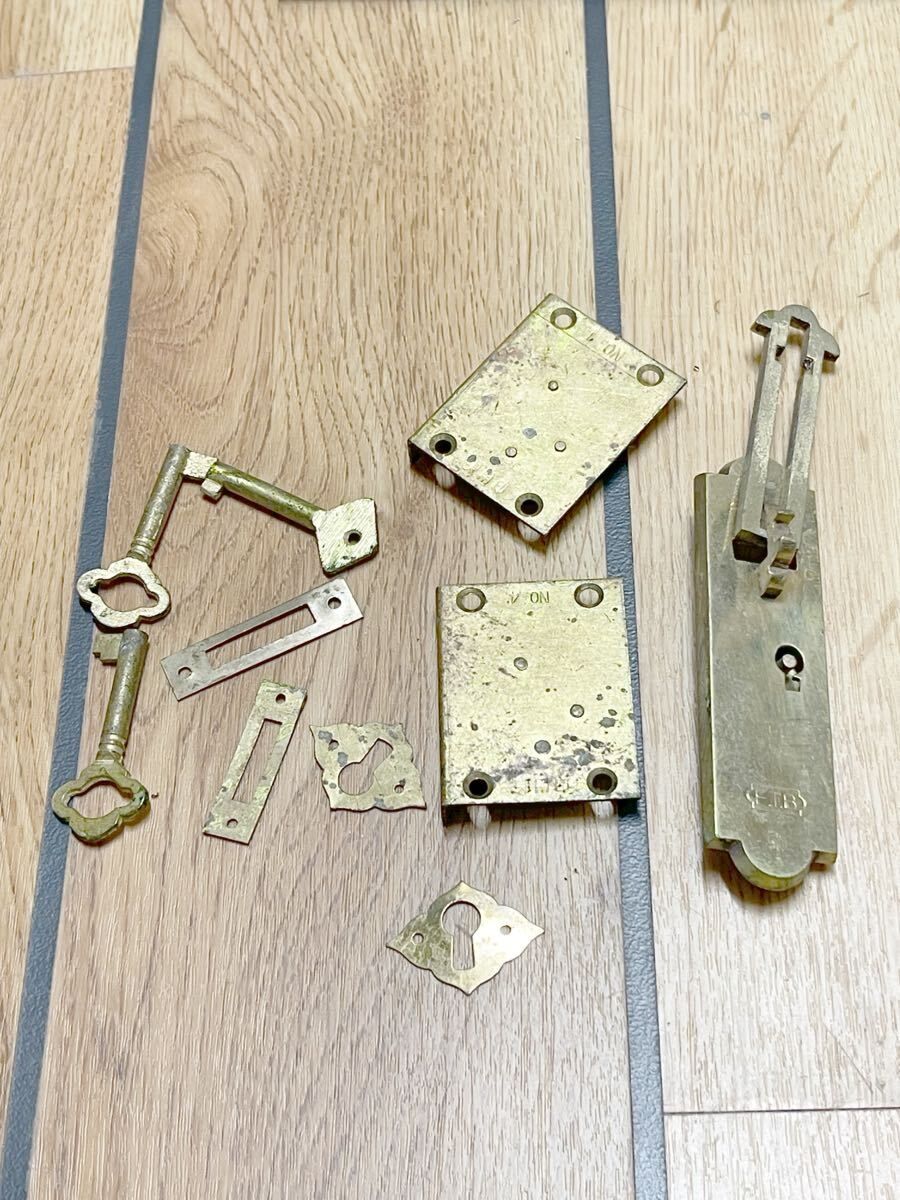 真鍮 なにかの金物 昭和レトロ 鍵 錠前 タンス?拍卖