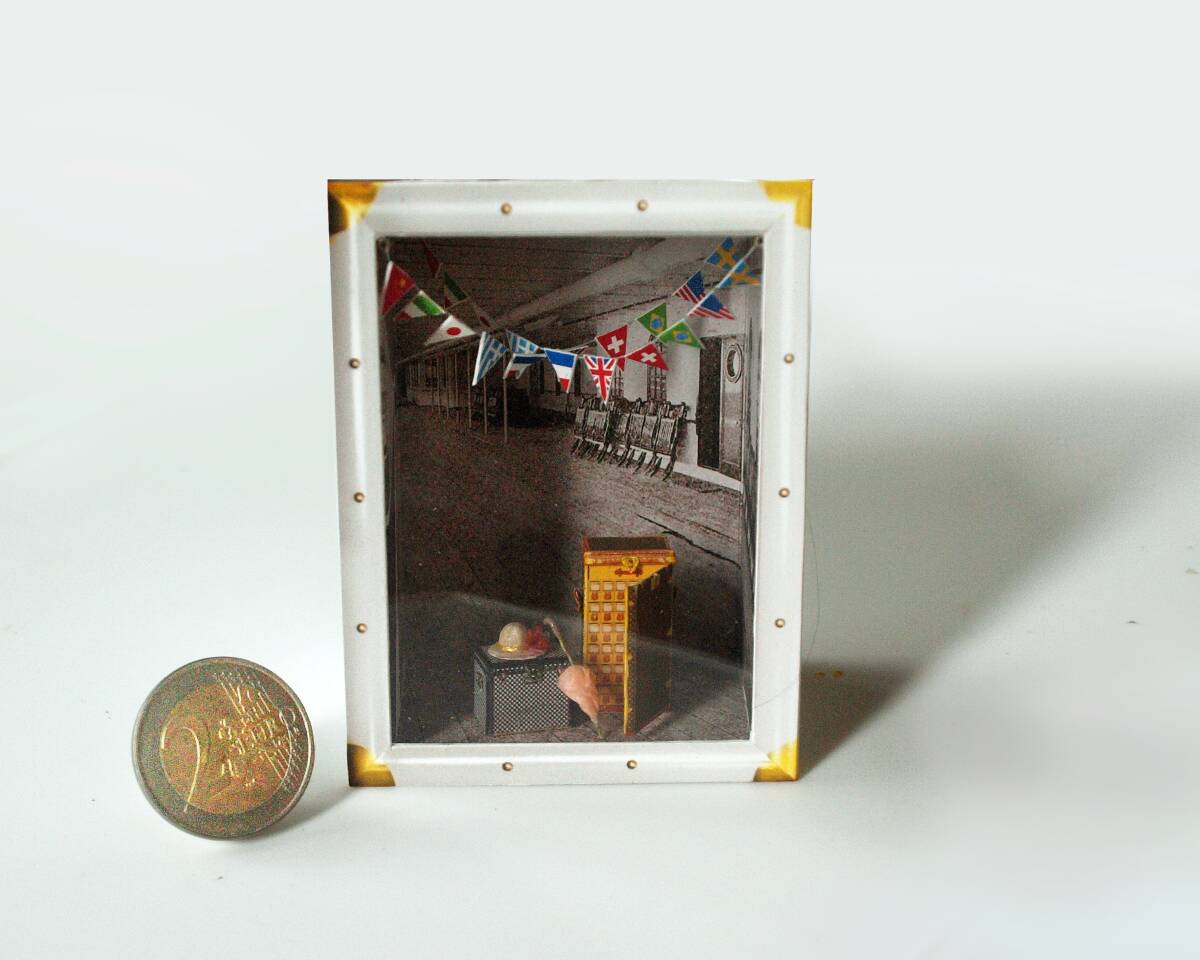 ガレット製作 ミニ・ミニ ペーパー フレーム L. V trunks ≒1:48 オリンピック号デッキ ガレット antique Louis Vuitton コレクション拍卖