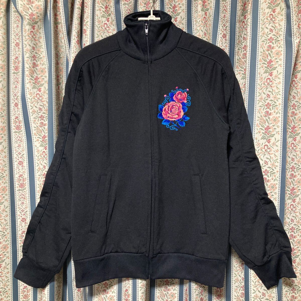 レア!オゾンロックス 薔薇 刺繍 ジャージ トラックジャケット トラックトップ ジップアップジャケット ブルゾン 黒 羽織り バラ フラワー拍卖