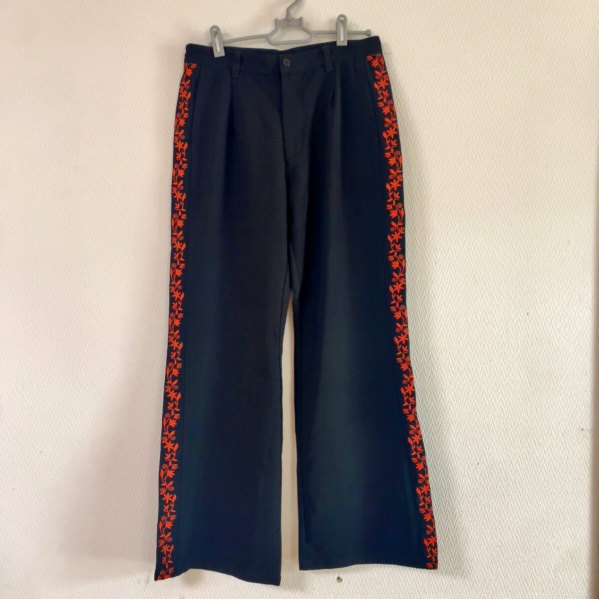 perushu ペルージュ 花柄 刺繍 セミフレア ワイド トラックパンツ スラックス 黒拍卖