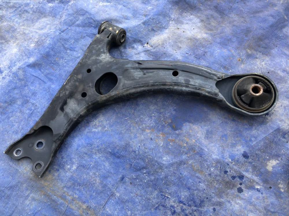 ③ NHW20 プリウス フロント 右 ロアアーム D-下拍卖