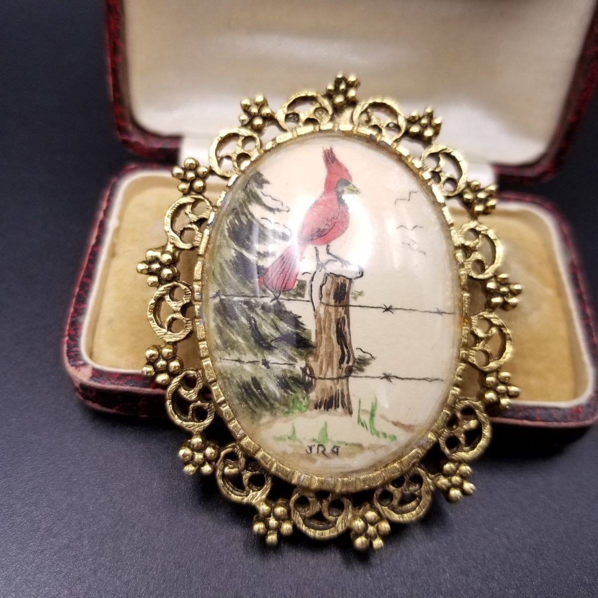 カーディナル 鳥の絵 額縁 ヴィンテージ クリスマス ブローチ ゴールドトーン 大ぶり モチーフジュエリー レトロ クラシカルなフレーム AMG拍卖
