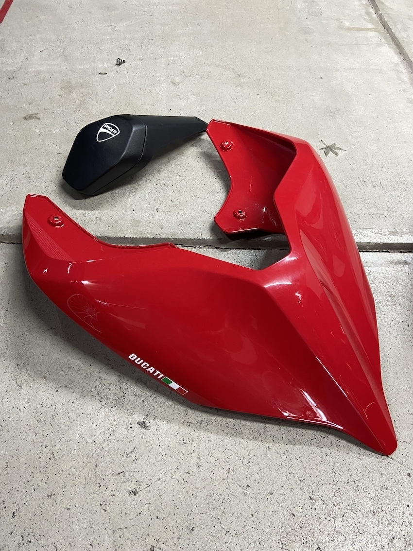 Ducati パニガーレV4 V2 シングルシートカウル 赤・黒 新品 Panigale stf カメラ固定 360 Go Pro シートバック拍卖