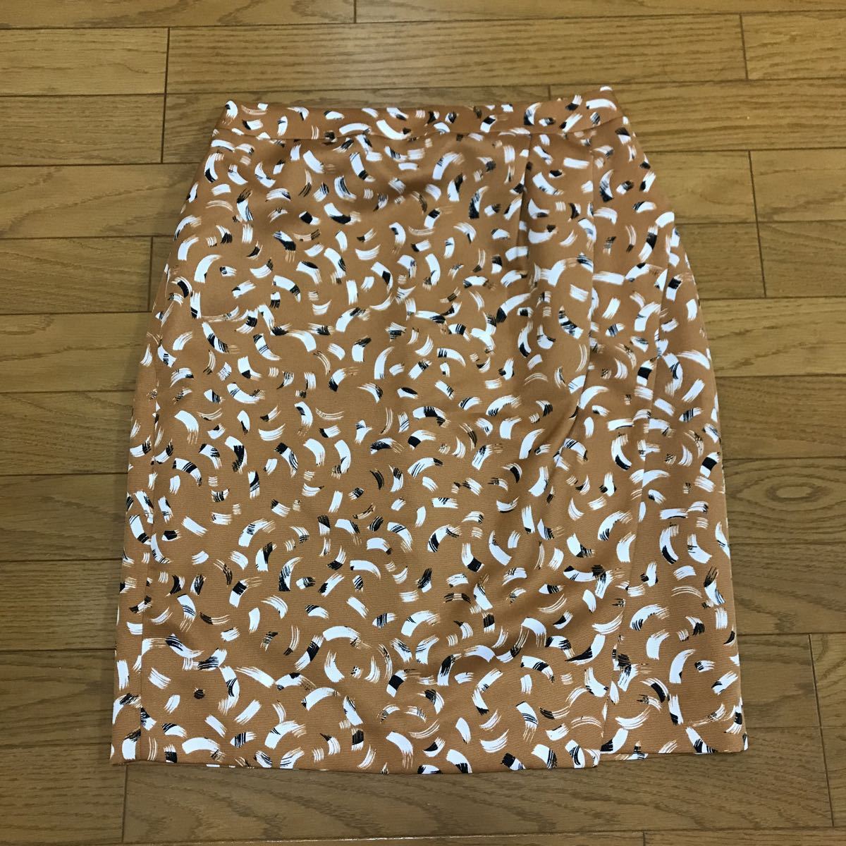 タグ付新品■23区 キャメル色 総柄 膝丈 タイトスカートサイズ40 日本製 オンワード樫山拍卖
