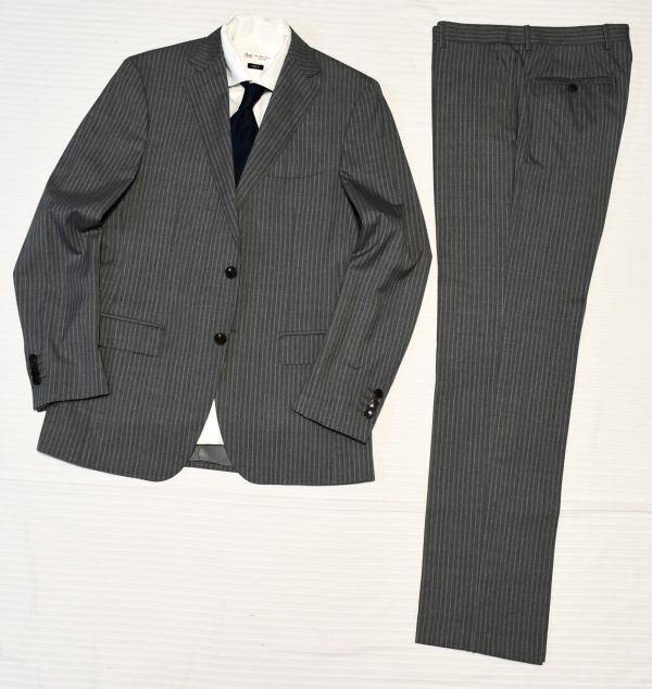 ★美品★贅沢を極めたFerragamo裏地★フェラガモ★落ち着いた大人のグレイストライプ★人を惹きつける気品漂う大人の男が選ぶ、THEスーツ48拍卖