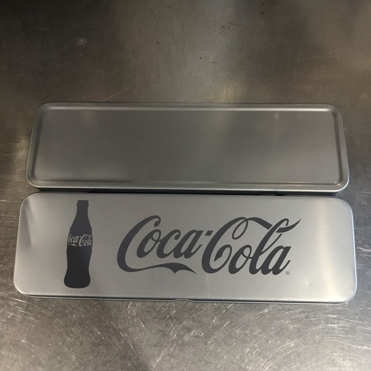 非売品コカコーラノベルティーカンペンケース多少凹みがあります中古シルバー銀拍卖