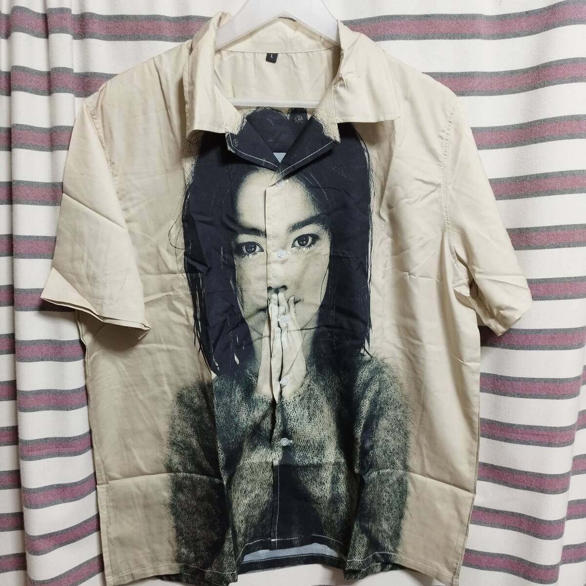 海外直輸入品★BJORK ビョーク 『デビュー(Debut)』 半袖シャツ【Lサイズ】開襟 総柄デザイン バンドT拍卖