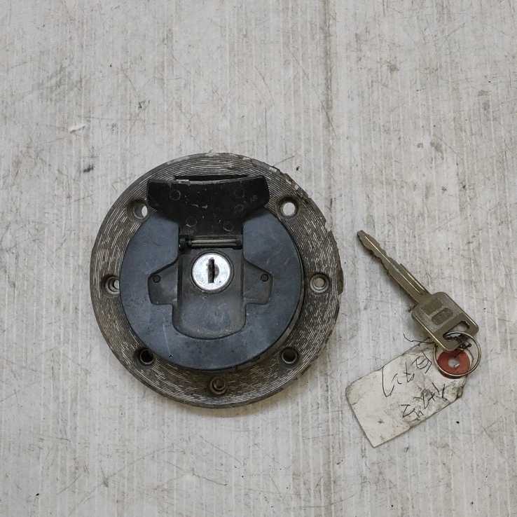 【0302-14】スズキ イナズマ400 ? タンクキャップ キー付き 当時物 絶版 旧車 拍卖