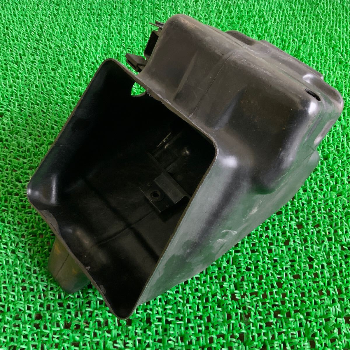 7-857R HONDA ホンダ CB400 純正 バッテリーケース 50330-MY9-0000 中古 部品 バイク拍卖