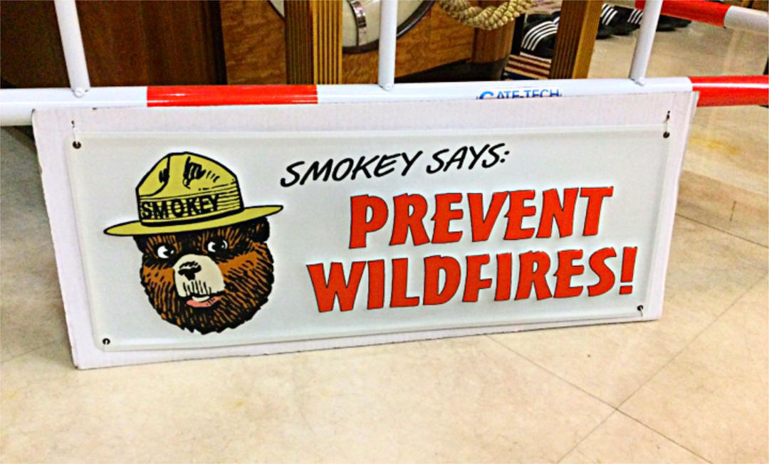 エンボス看板/ スモーキーベア(S) PREVENT WILDFIRES 山火事防止 ブリキ看板 インテリア アメリカン雑貨 フォレストサービス 森林局 USA拍卖