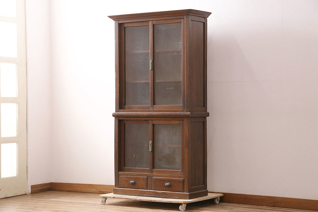 R-048542 アンティーク家具 栓材 レトロな引手が懐かしい 重ね戸棚(キャビネット、ガラスケース、ガラス戸棚、収納棚、食器棚、引き出し)拍卖