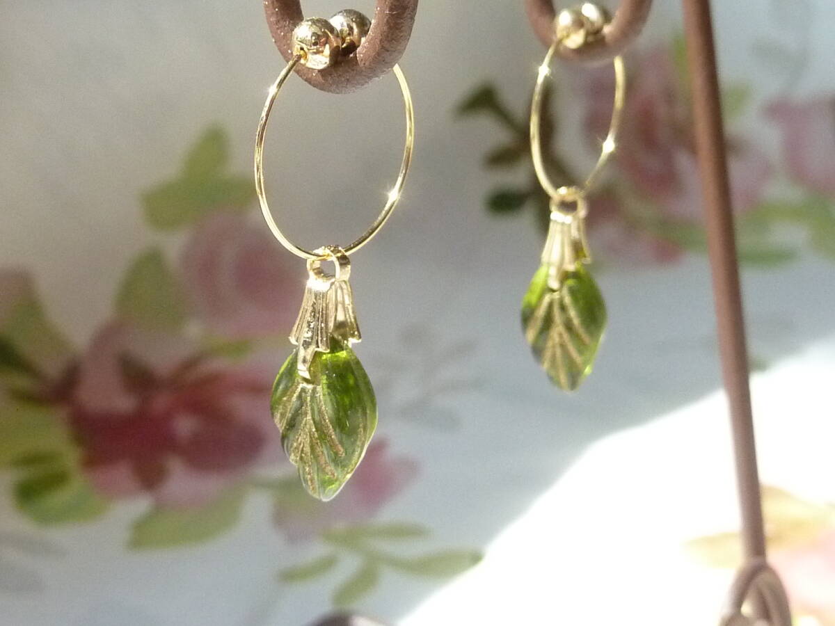 ★ハンドメイド★葉っぱのフープイヤリング(オリーブ)②/チェコガラスビーズ・ノンホールピアス拍卖