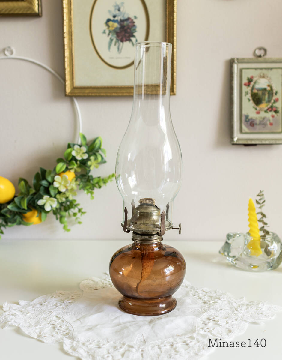 オイルランプ アンバー ガラス 真鍮 油壺 ランタン 輸入 アメリカ 什器 アンティーク ビンテージ ノスタルジック 古民家 灯 夜 リラックス拍卖