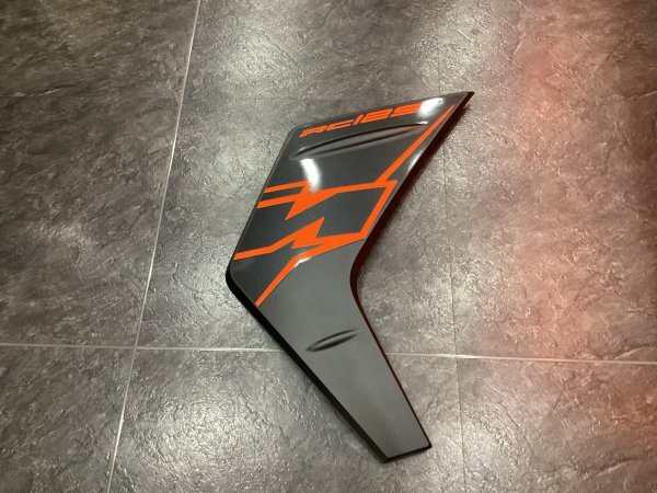 KTM RC125 2022年 純正 サイドカウル 右 傷あり F拍卖