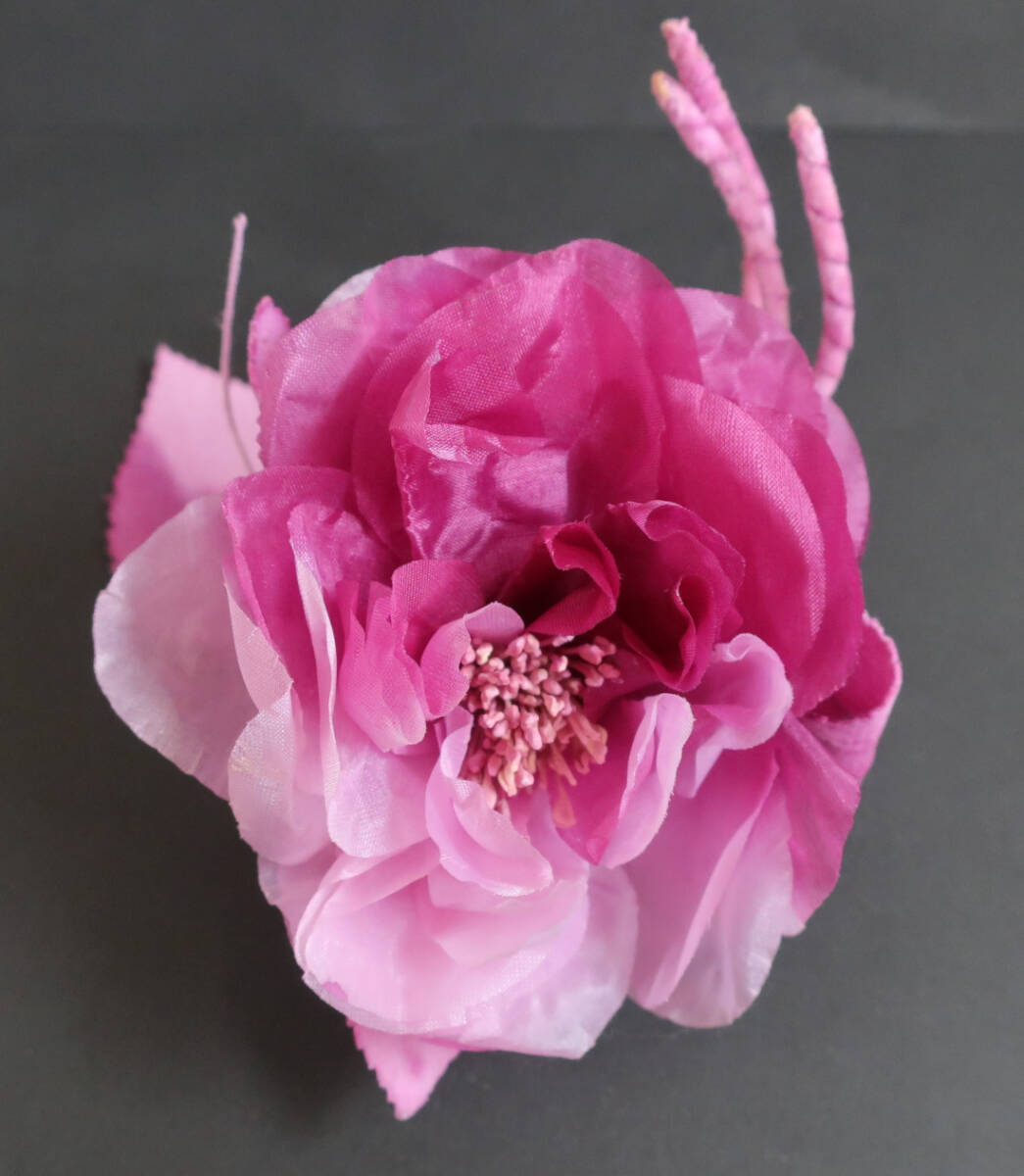 華やかな濃いピンクのコサージュ ケースあり拍卖