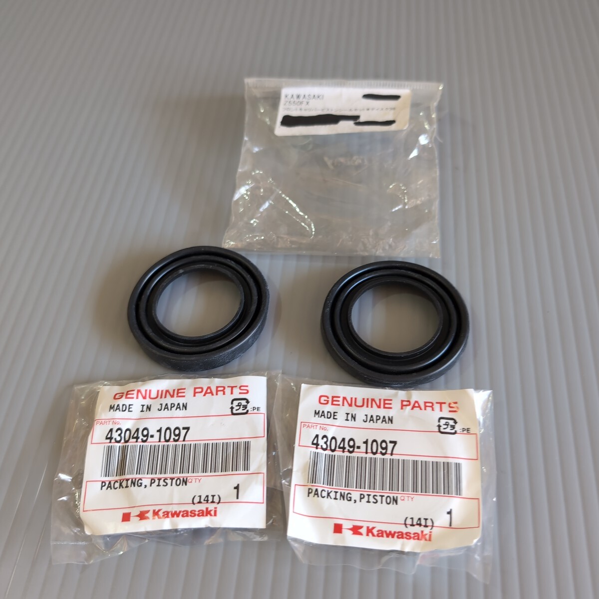 c771-2 カワサキ Z550FX Wディスク フロントキャリパーピストンシールセット 社外 復刻 未使用 送料込み拍卖
