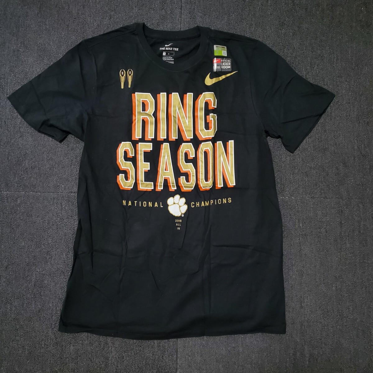 新品 Nike NCAA クレムソン大学 Tシャツ 更衣室 ナイキ 半袖Tシャツ  プリント アメリカ直輸入 古着風 サイズM拍卖