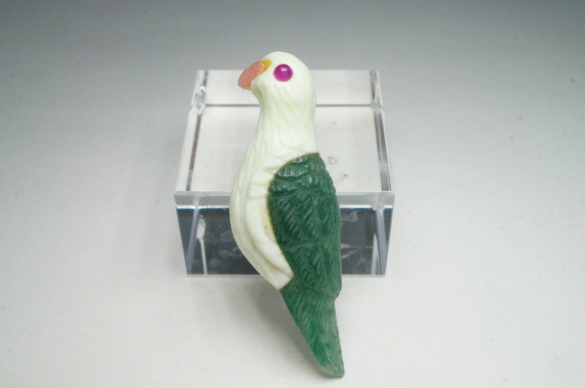 【限定即決価格!高級宝飾品用高品質彫刻ルース】希少!30年前の未使用在庫!天然ルビー、インカローズ、ネフライト彫刻「インコ」拍卖