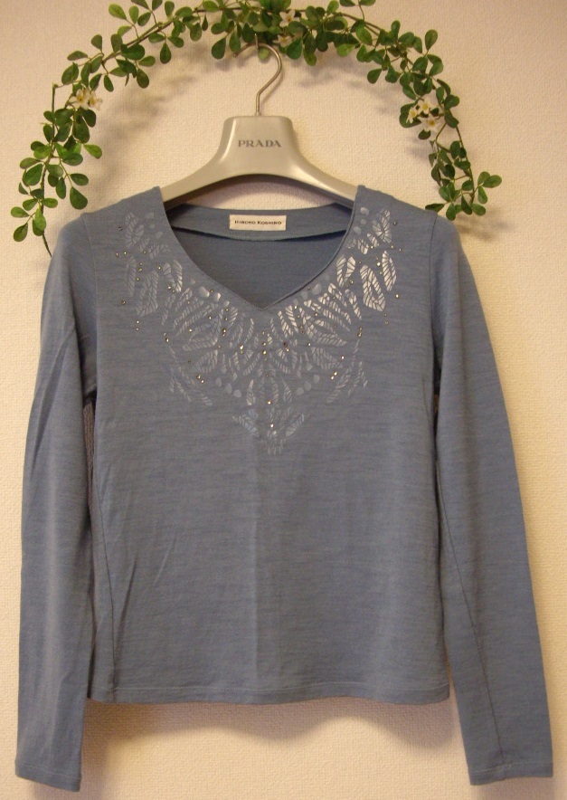 素敵!美品!★ HIROKO KOSHINO ヒロコ コシノ ★ラインストーン飾り付き 長袖カットソー ★ 38 ★落ち着いた水色★拍卖