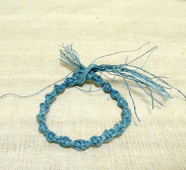 ヘンプをDNA状に編みこんだミサンガ<ターコイズ色>拍卖
