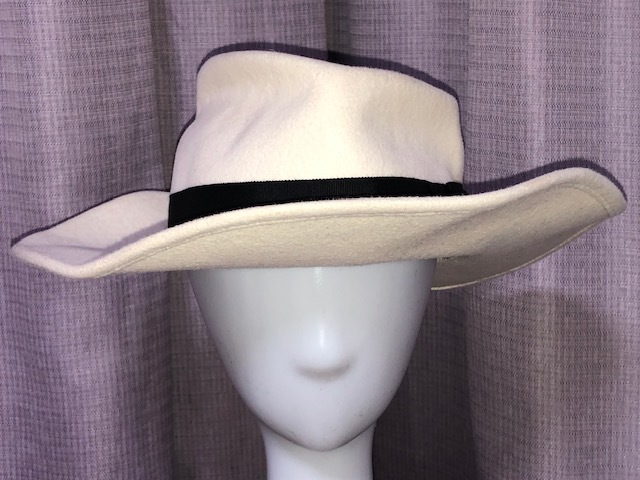 訳アリ!未使用!レディガガ,ジョニーデップ等セレブ御用達Brand!Gladys TamezエレガントホワイトHandmade LA/USA製!ボーラーHat参考価6万2千拍卖