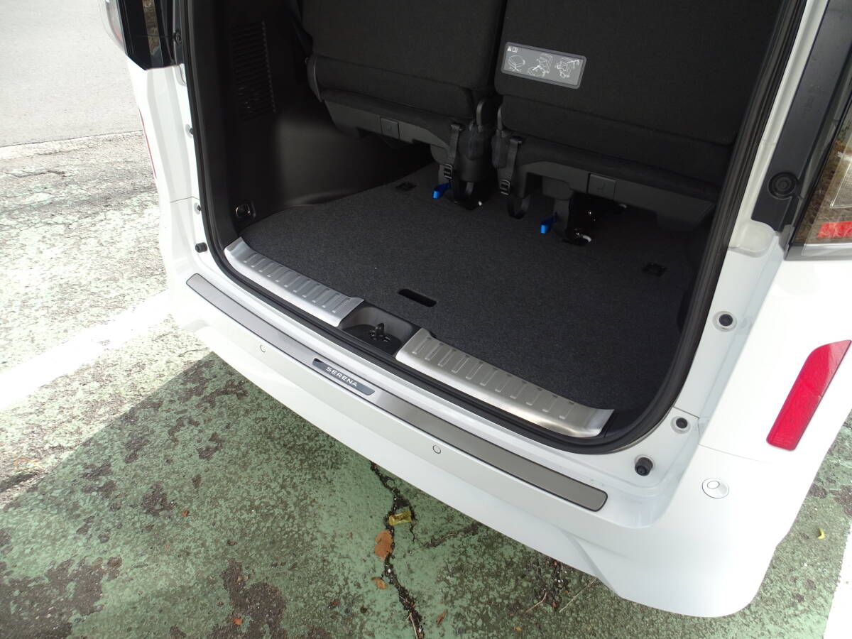 日産 セレナ C28系 リアバンパーガード&ラゲッジインナープレート左右 シルバーステンレスカラー 3PCS かんたん貼り付け 愛車の保護に拍卖