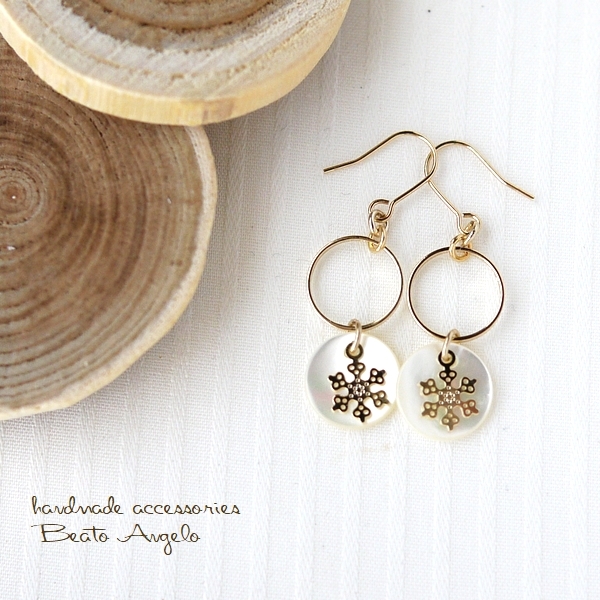 ◇◇+angelo+天然石シェルと雪の結晶のピアス(p-006)ホワイト G 冬ピアス チタン 樹脂 イヤリング拍卖