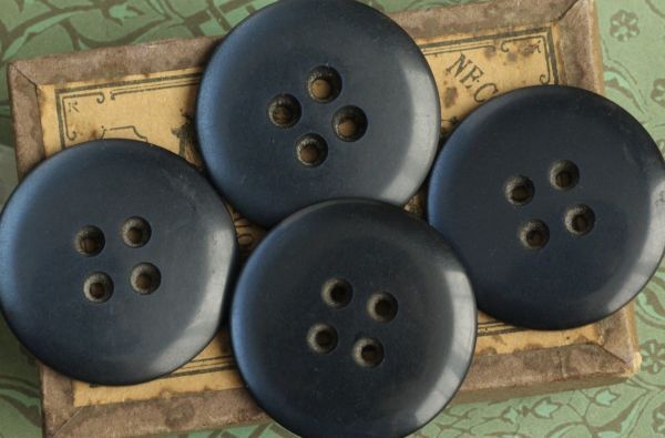 即決 プラスチックボタン 4個 φ31mm 厚み3.5mm 濃紺 ハンドメイドパーツ フランス ヴィンテージ拍卖