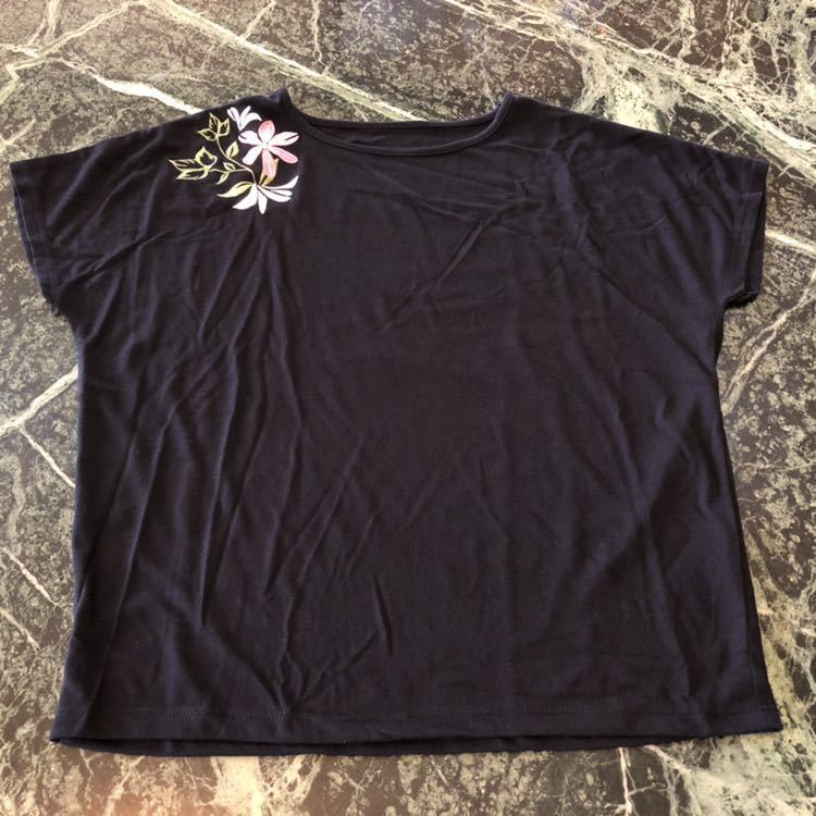 【美品】刺繍デザインTシャツ★半袖Tシャツ 黒 レディースMサイズ レーヨン混 半袖トップス拍卖