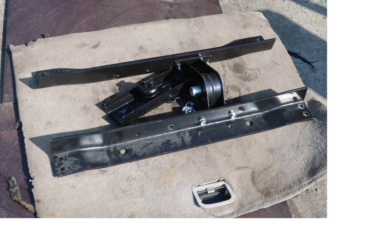 R2 2PG-CYJ77C ISUZU GIGA ギガ 4軸低床 純正 スペアタイヤ ハンガー ブラケット Assy 新車外し! NO18拍卖