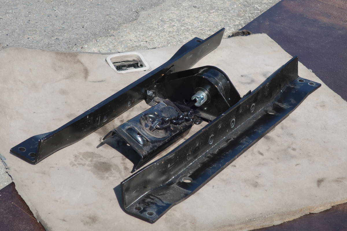 R2 2PG-CYJ77C ISUZU GIGA いすゞ ギガ 4軸低床 純正 汎用 スペアタイヤ ハンガー ブラケット Assy 新車外し! NO15拍卖