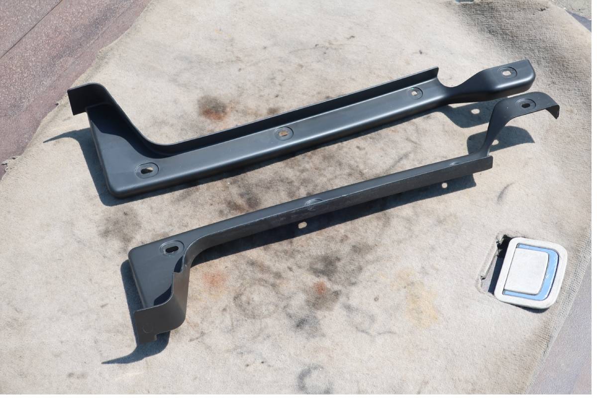 R2 2PG-CYJ77C ISUZU GIGA ギガ 4軸低床 純正 フロントバンパー サイドプロテクター モール コーナーモール 黒素地 左右 SET 新車外しNO37拍卖