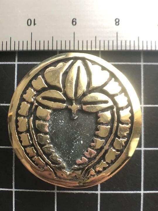 真鍮製★家紋コンチョ★丸に下がり藤★下り藤★中サイズ拍卖