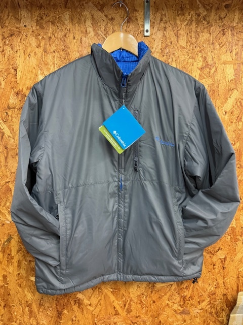 新品 Columbia 中綿ダウンジャケット リバーシブル グレーM/ アウトドア アウター 中綿 ナイロンジャケット コロンビア Patagonia LLBEAN拍卖