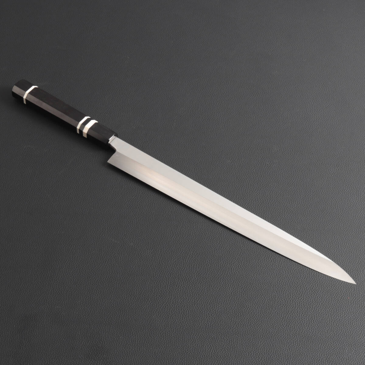 9748 柳刃包丁 尺寸(刃渡り300mm) 刺身包丁 和包丁 刃は究極の切れ味 黒檀黒水牛角白三本巻八角柄拍卖