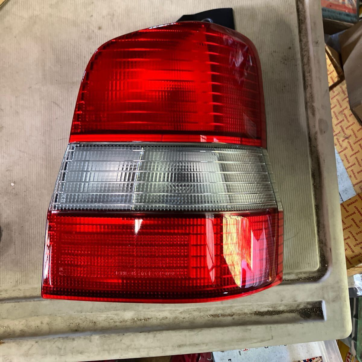 マツダ(Mazda) レンズ&ボデー(R) R.コンビ/D20151170C(D201-51-170C) マツダ純正部品 新品未使用品拍卖