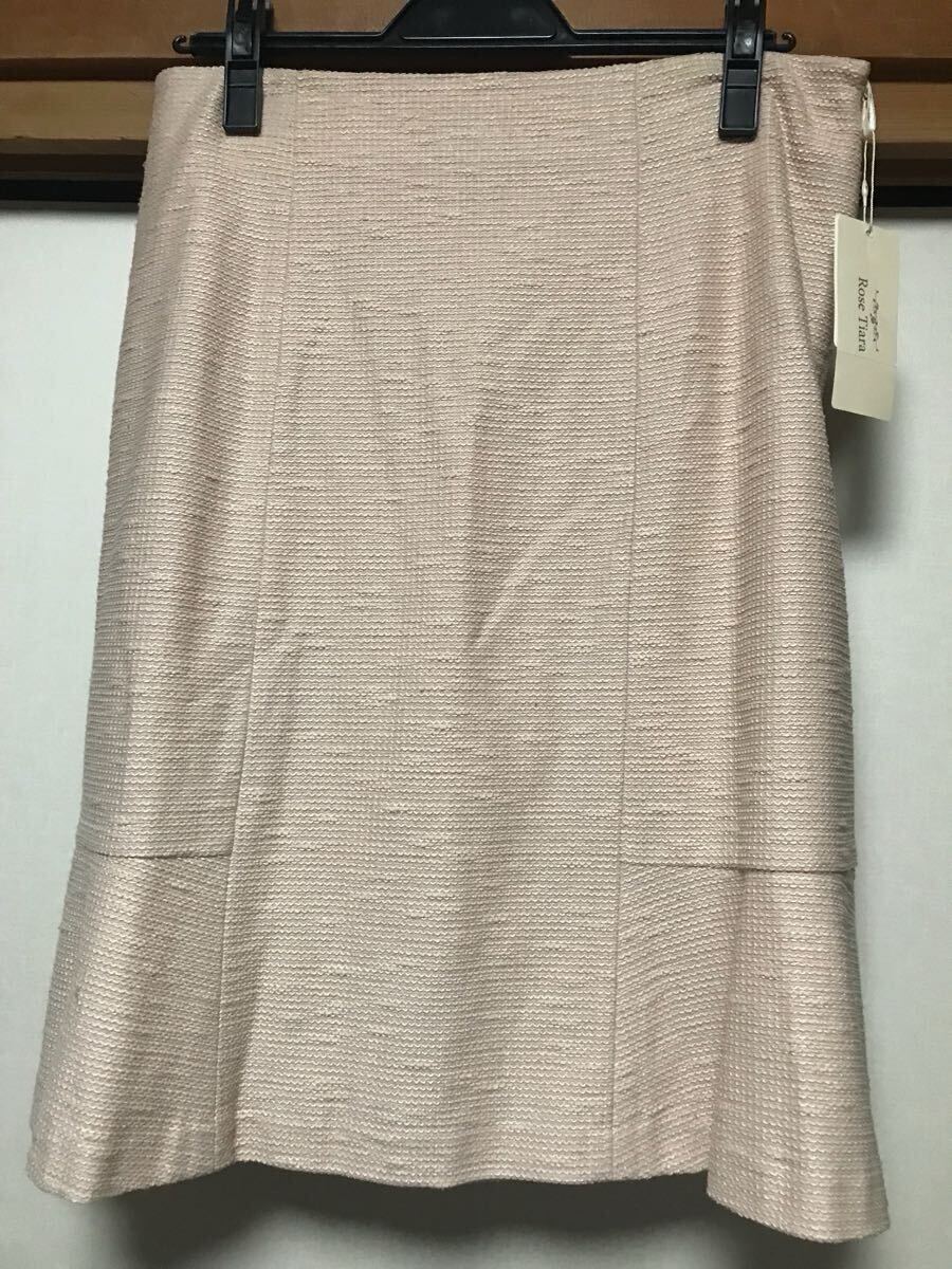 新品未使用タグ付き ローズティアラ 大きいスカート 上品ピンクベージュ 42サイズ フォーマル入学入園お仕事にも 即決あり拍卖