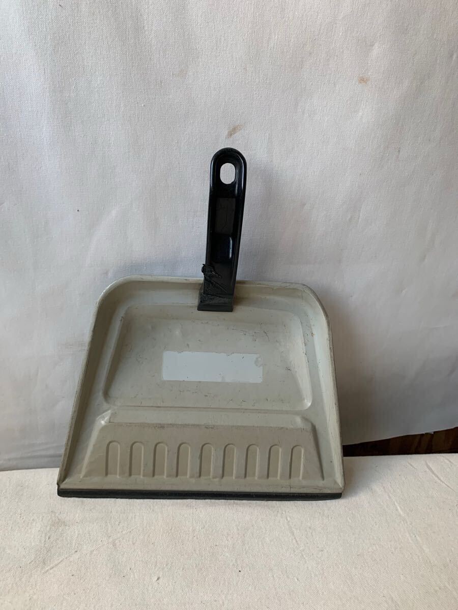 経年の雰囲気が素敵な持ち手付鉄製チリトリ 掃除用具レトロ雑貨古道具インダストリアルアンティークビンテージ什器インテリアディスプレイ拍卖